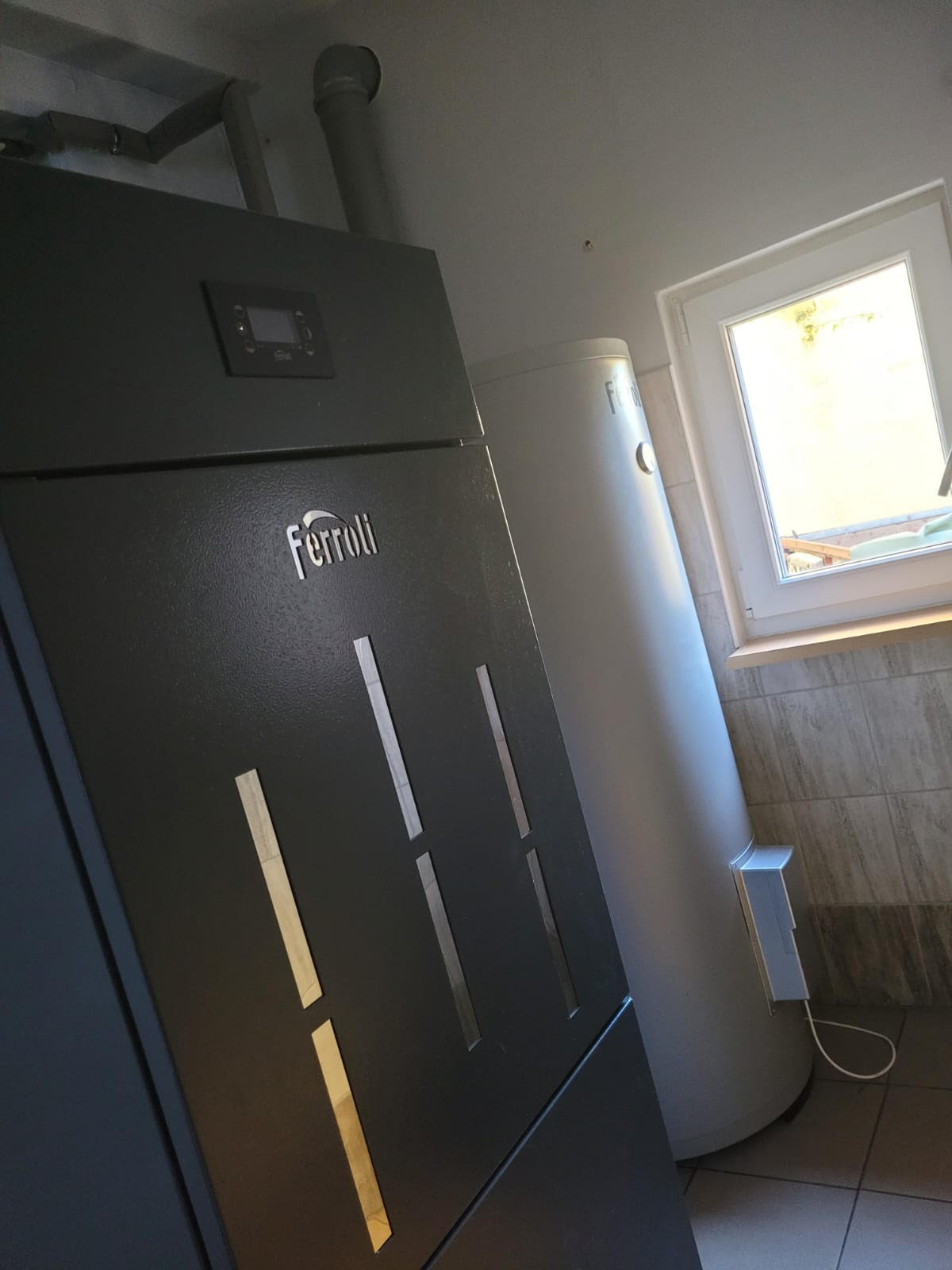 Kotłownia w Dygowie: -Ferroli Biopellet Pro 18 kW -Zasobnik Ferroli CWU 300 litrów