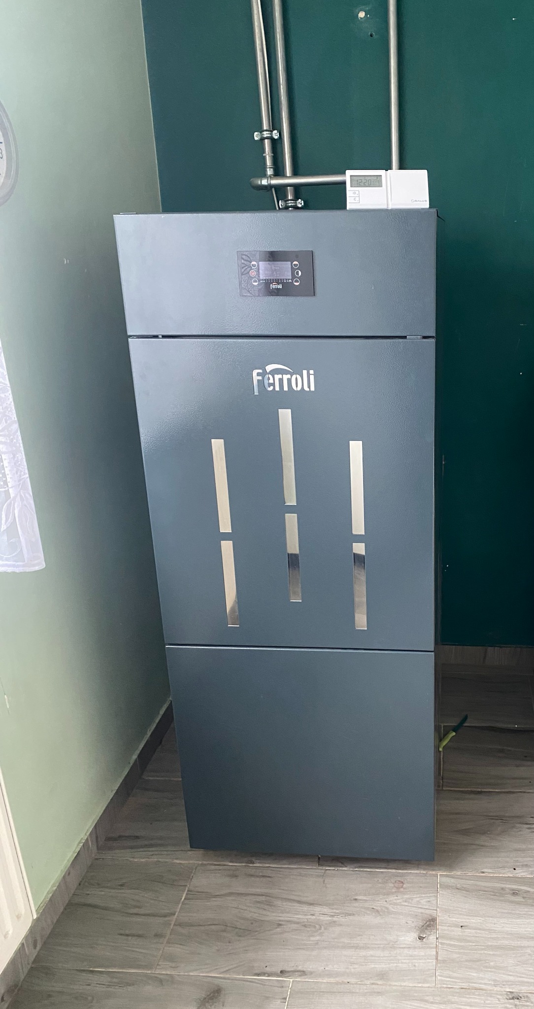 Kocioł Ferroli Biopellet Pro 8 kW wraz ze sterownikiem pokojowym Salus zamontowany w Mielnie.