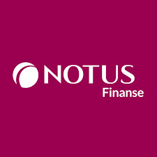 Logo firmy Notus Finanse na fioletowym tle.