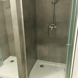 Instalacja wod-kan wraz z białym montażem. Zaplecze Food court GK