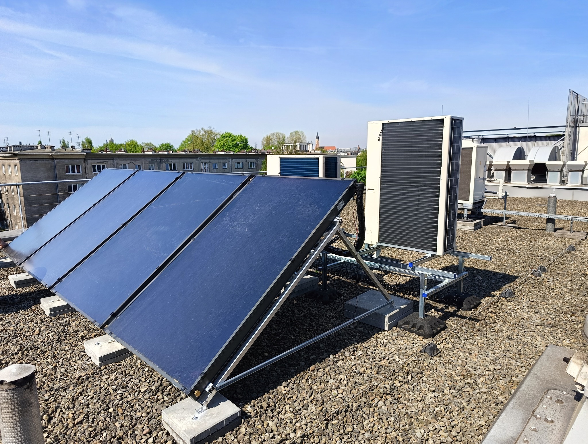 System Hybrydowy, solary + pompa Ciepła Instalacja ogrzewania CWU