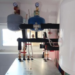 G-HEAT INSTALACJE HYDRAULICZNE - Maszynownia z pompą ciepłą Samsung EHS split dla domu 90 m2