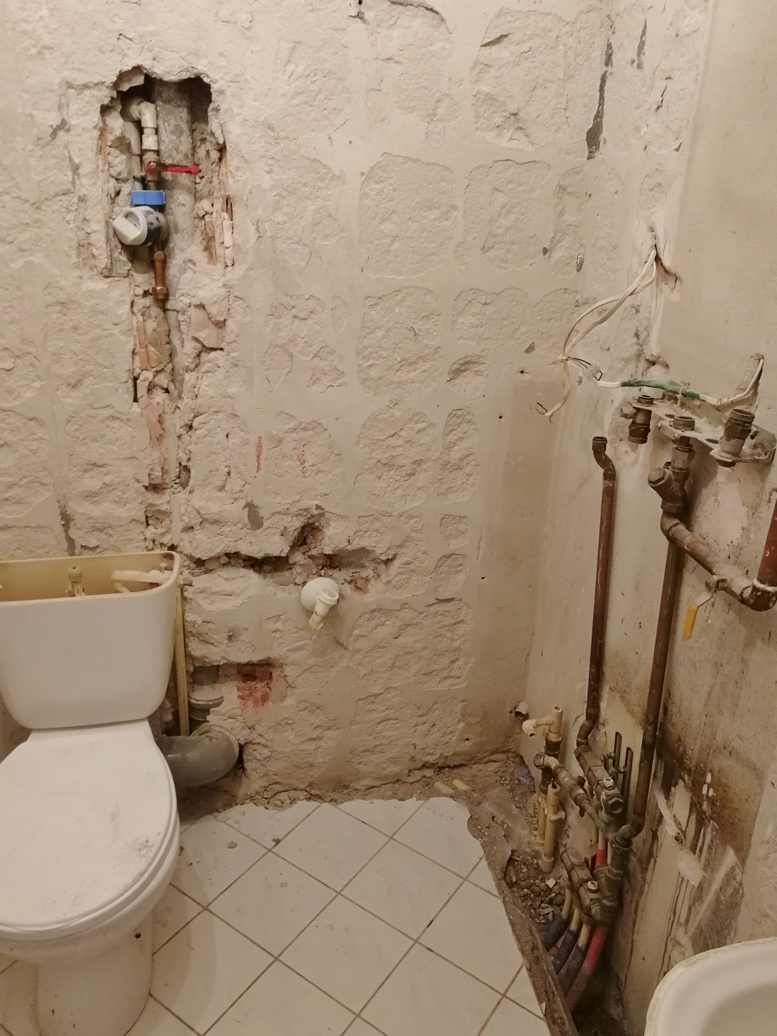 Przeniesienie kotła gazowego i rozdzielacza C.O. na prostopadłą ścianę. Zdjęcie przed modernizacją.