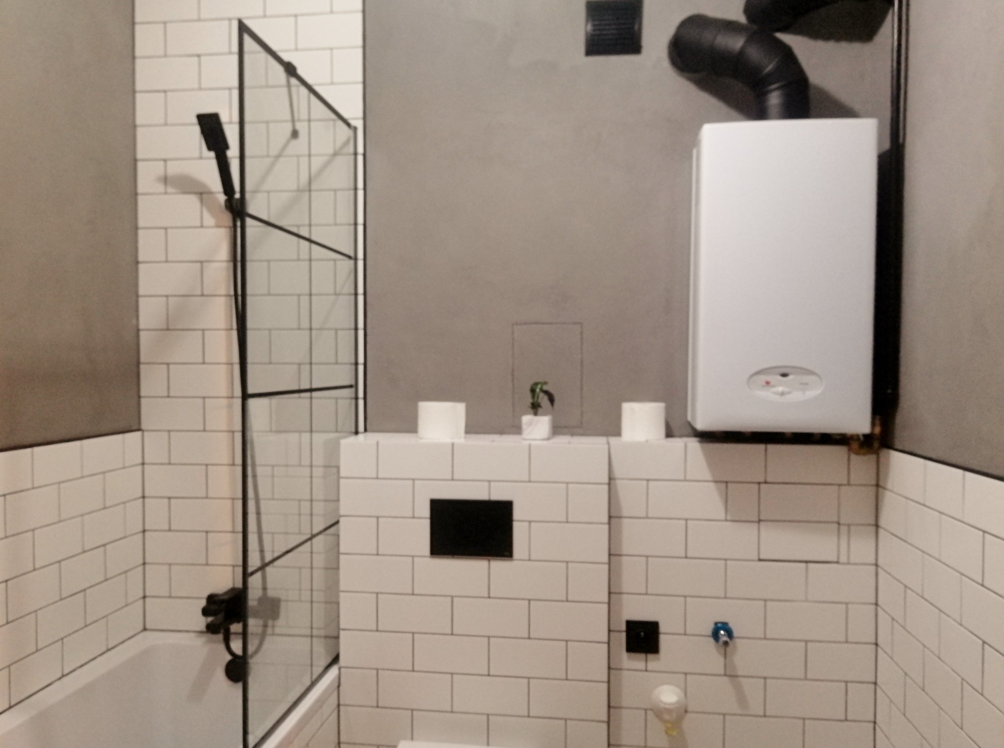 Przeniesienie kotła gazowego i rozdzielacza C.O. na prostopadłą ścianę. Zdjęcie po wykończeniu.