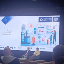 Tetiana Ivankova Global Clean Kraków - Prezentacja Clean-Tech Expo na ekranie z grafiką systemów czyszczących, widziana z perspektywy widowni. Forum Czystości w tle.