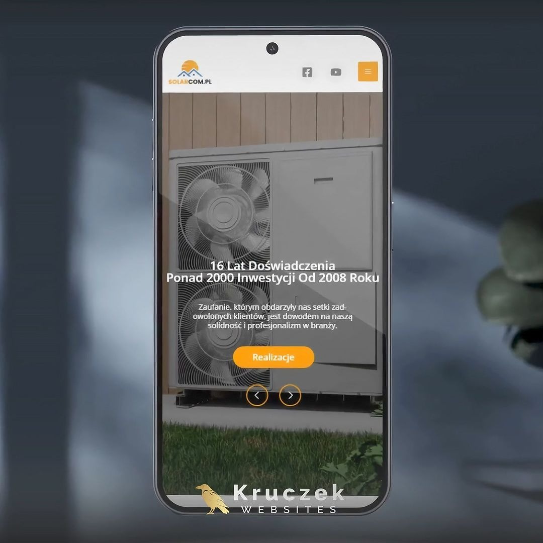 Ekran smartfona wyświetlający stronę internetową solarcom.pl z tekstem o 16 latach doświadczenia i ponad 2000 inwestycjach, prezentującą instalację klimatyzacji na tle drewnianej ściany i trawnika,...