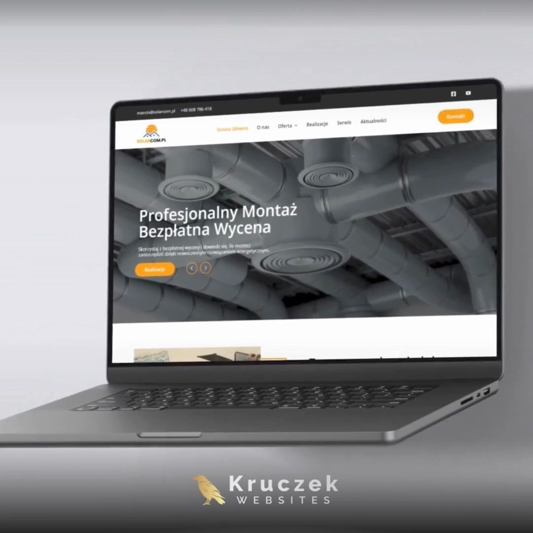 Laptop wyświetlający stronę internetową firmy Solarcom.pl z hasłem 'Profesjonalny Montaż, Bezpłatna Wycena', na szarym tle z logo 'Kruczek Websites' w dolnej części kadru.