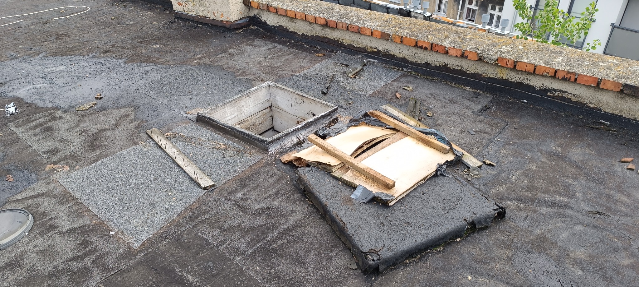 Dach do remontu w 2025, wykonane czasowe naprawy.