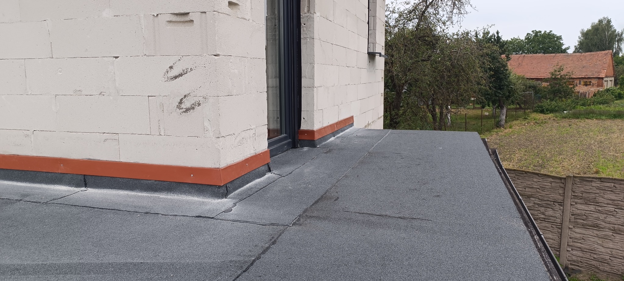 Hydroizolacyja terasy, wyminą deski czołowej, ponownyj montaż rynien. 64-130 Dąbcze