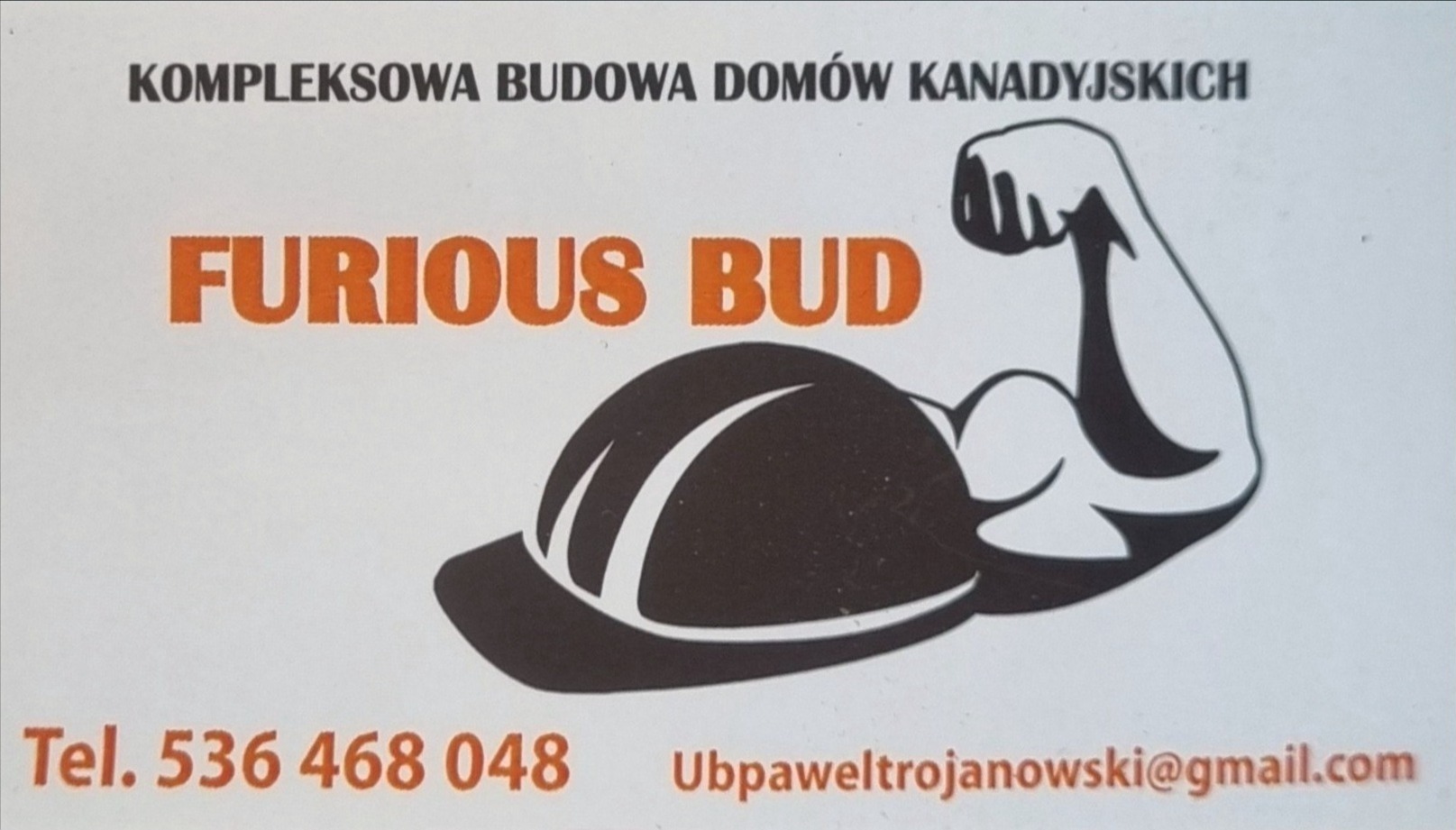 Wizytówka firmy budowlanej: Kompleksowa budowa domów kanadyjskich, nazwa Furious Bud, grafika przedstawiająca ramię z bicepsem i kask budowlany, numer telefonu i adres e-mail.