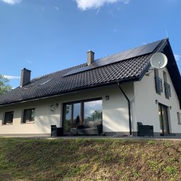 Polska - Małopolska. Instalacja fotowoltaiczna na dachu skośny dachówka. 