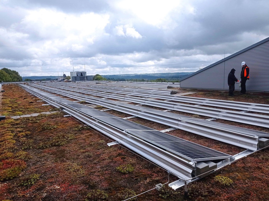Belgia. Instalacja 150 kW na zielonym dachu budynku mieszkalnego
