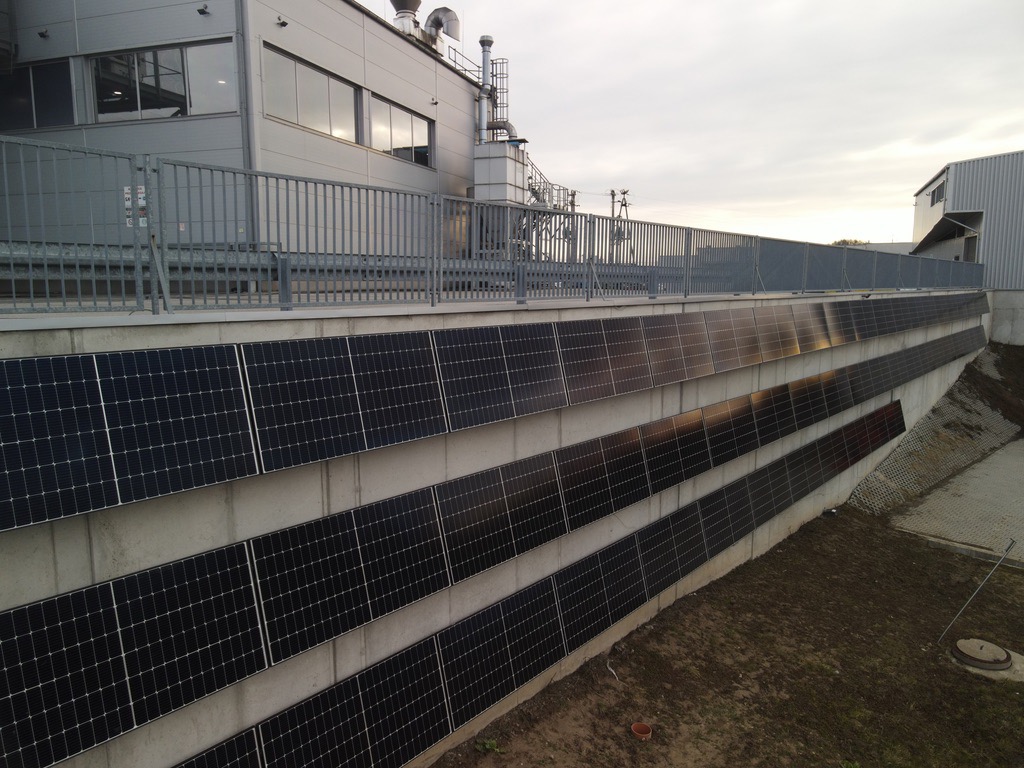 Polska - Małopolska. Montaż na murze oporowym 25kW