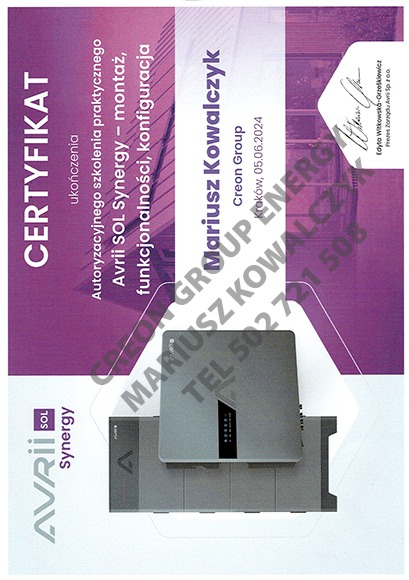 Certyfikat ukończenia szkolenia Avrii SOL Synergy z montażu, funkcjonalności i konfiguracji, obok sprzęt Avrii SOL Synergy. Certyfikat dla Mariusza Kowalczyka z Creon Group.