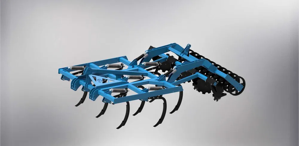 Model 3D agregatu uprawowego z niebieską ramą i czarnymi zębami oraz talerzami, widoczne sprężyny amortyzujące, na jednolitym, jasnoszarym tle.