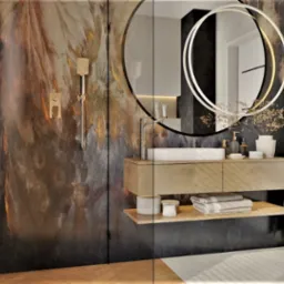 Nowoczesna łazienka z umywalką nablatową, okrągłym lustrem z podświetleniem LED, drewnianą szafką i ścianą z efektem marmuru, uzupełniona o drewniane żaluzje i akcesoria.