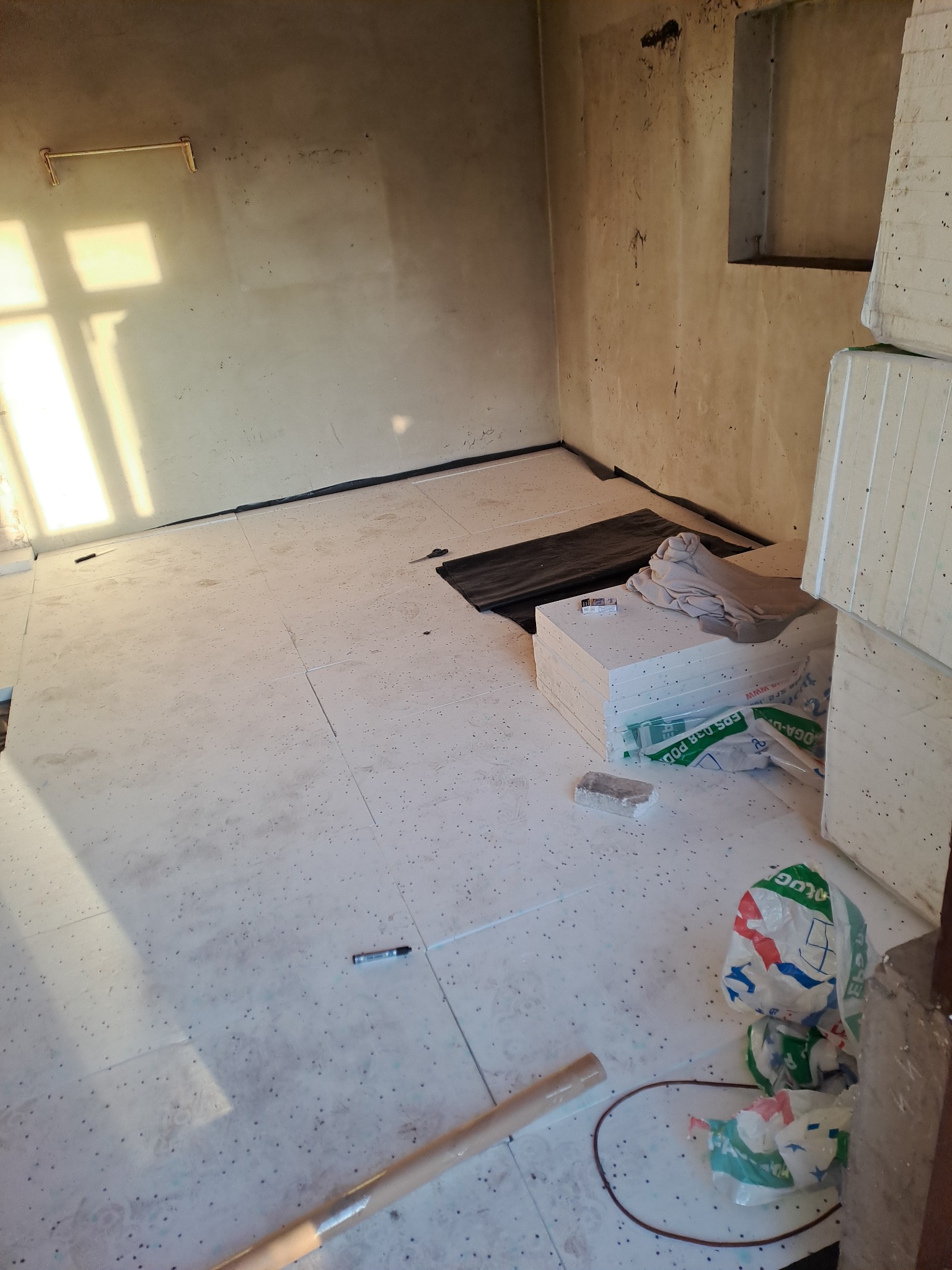 Przygotowanie podloza pod wylewkę. Montaż instalacji podłogowej (C.O.)