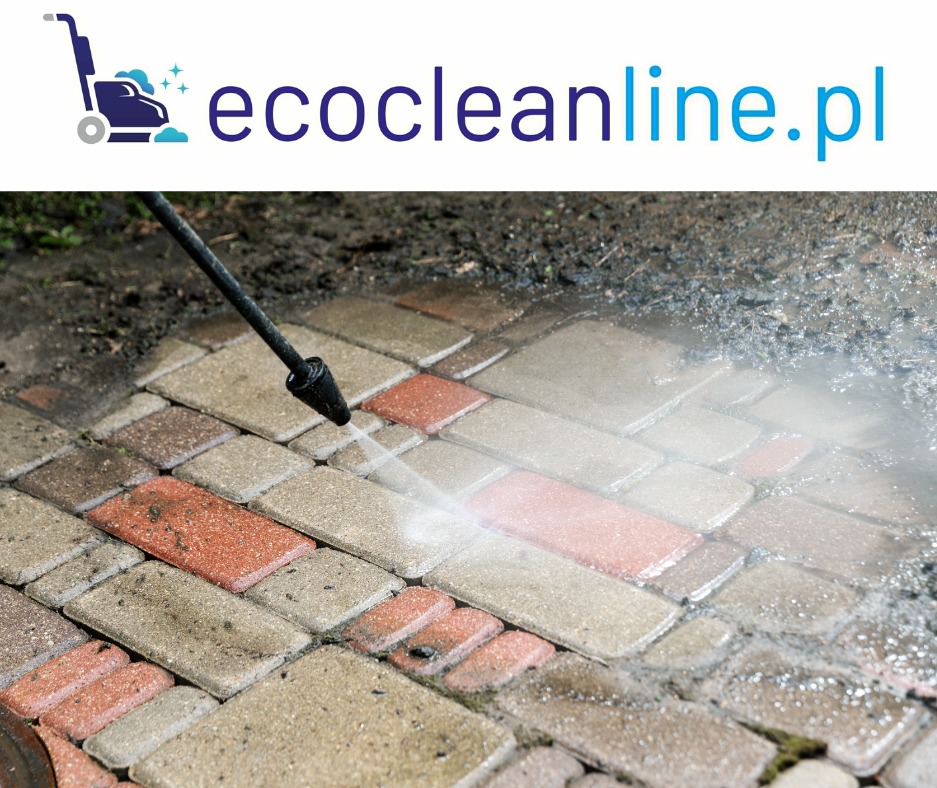 Strumień wody pod ciśnieniem z dyszy czyszczącej usuwa zabrudzenia z wielokolorowej kostki brukowej. W tle widoczny fragment zabrudzonego terenu i logo firmy ecocleanline.pl.