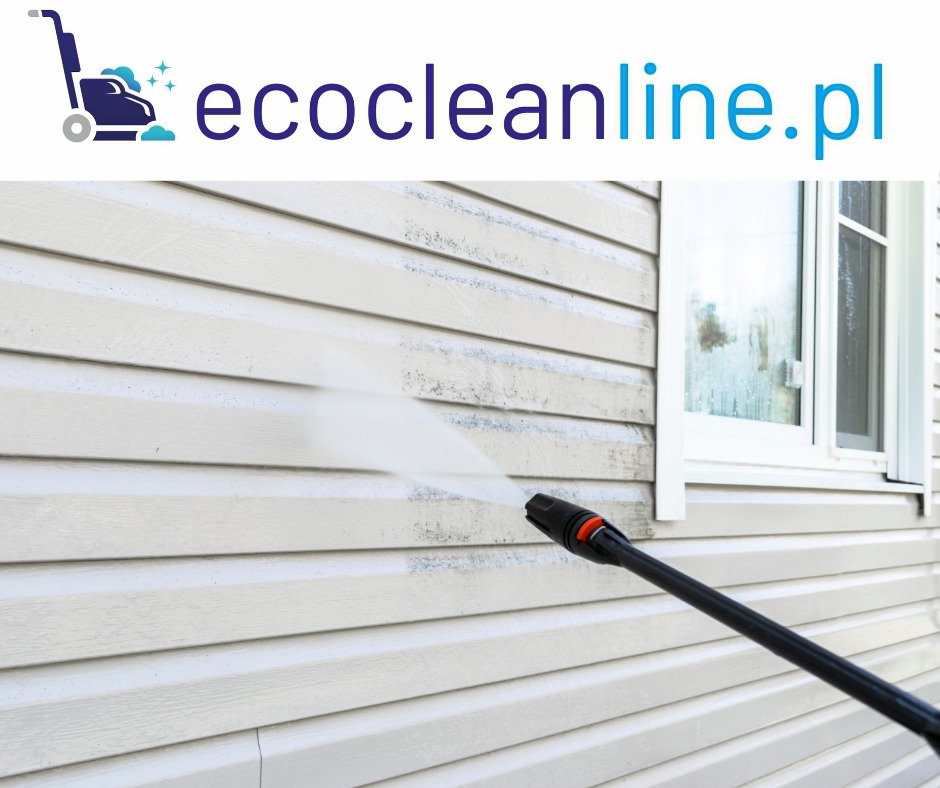 Czyszczenie sidingu domu za pomocą myjki ciśnieniowej, widoczna różnica między umytą a brudną powierzchnią, okno w białej ramie w tle.