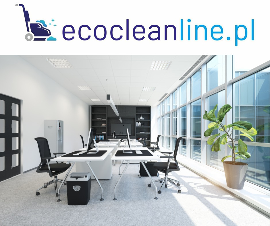 Jasne, nowoczesne biuro z białymi biurkami, czarnymi krzesłami i rośliną doniczkową przy oknie. Logo firmy sprzątającej widoczne w górnej części zdjęcia.