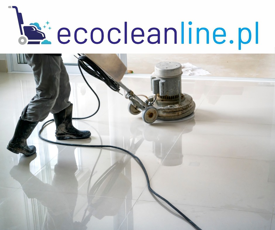 Pracownik w gumowych butach poleruje jasne, błyszczące płytki podłogowe za pomocą profesjonalnej maszyny czyszczącej. W tle widoczne drzwi i fragment czystej podłogi. Górna część zdjęcia zasłonięta...