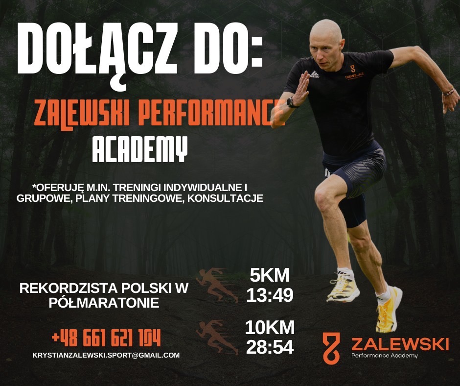 Mężczyzna w czarnej koszulce i spodenkach do biegania, w trakcie biegu, na tle grafiki reklamującej akademię biegową Zalewski Performance Academy.
