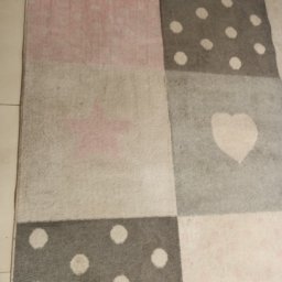 Monika Kwiran - Wielobarwny dywan dziecięcy w kwadraty z wzorami: różowe i szare kwadraty, kropki i serce.