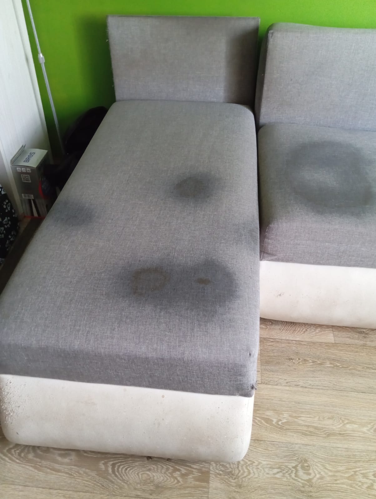 Czyszczenie narożnika plamy po piesku.