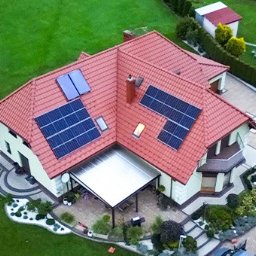 Moc maksymalna: 10.12 kW
Panele fotowoltaiczne: Leapton 460W 22 szt.
Falownik: Huawei SUN2000 10 KTL
Montaż: Wykonany na dachówce ceramicznej przy użyciu haków typu S. Dodatkowo zamontowane optymalizatory na stronie wschodniej i zachodniej