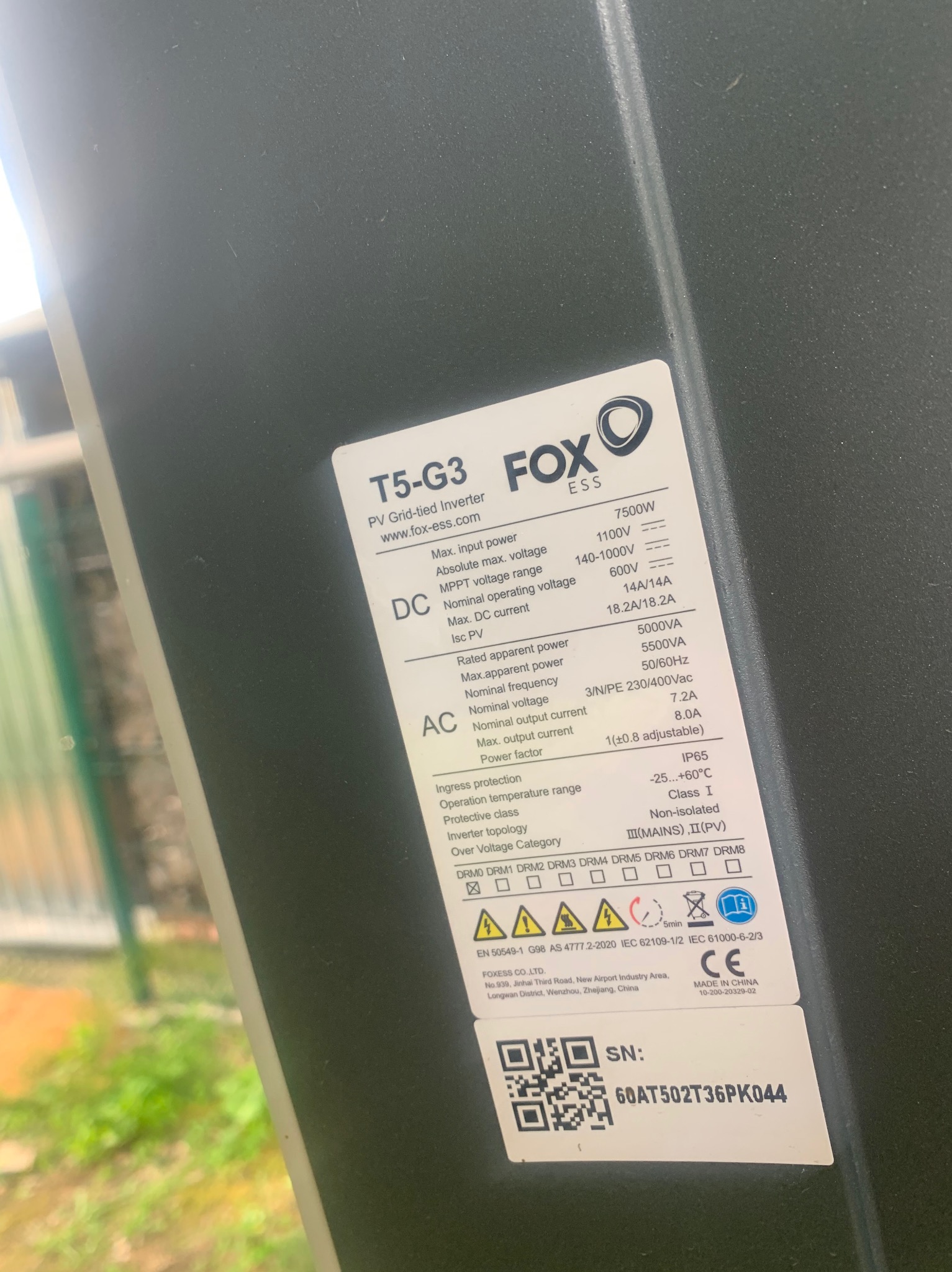 Szczegółowe zbliżenie etykiety znamionowej falownika fotowoltaicznego Fox ESS T5-G3, z widocznymi parametrami technicznymi DC i AC, klasą ochrony IP65, zakresem temperatur pracy, certyfikatami...