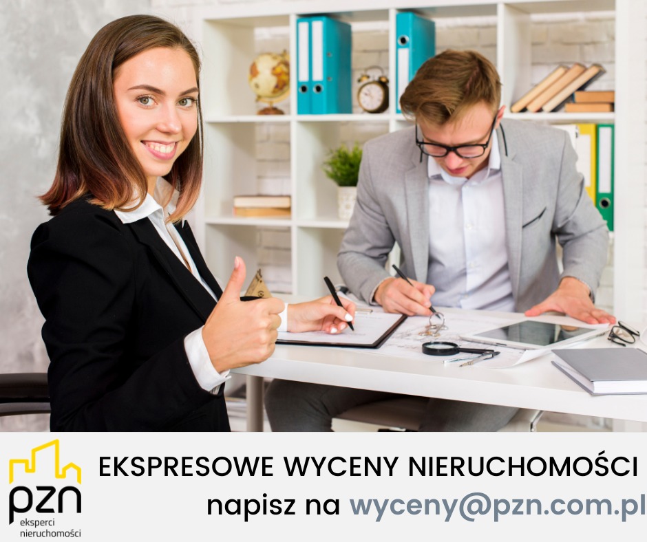 Wycena nieruchomości: kobieta z uśmiechem i gestem aprobaty przy biurku, mężczyzna w okularach analizuje dokumenty. Logo PZN w tle.