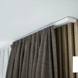 Brązowe zasłony na szynie sufitowej z widoczną dekoracyjną ścianką z drewnianych listew, montaż w Radomsku.