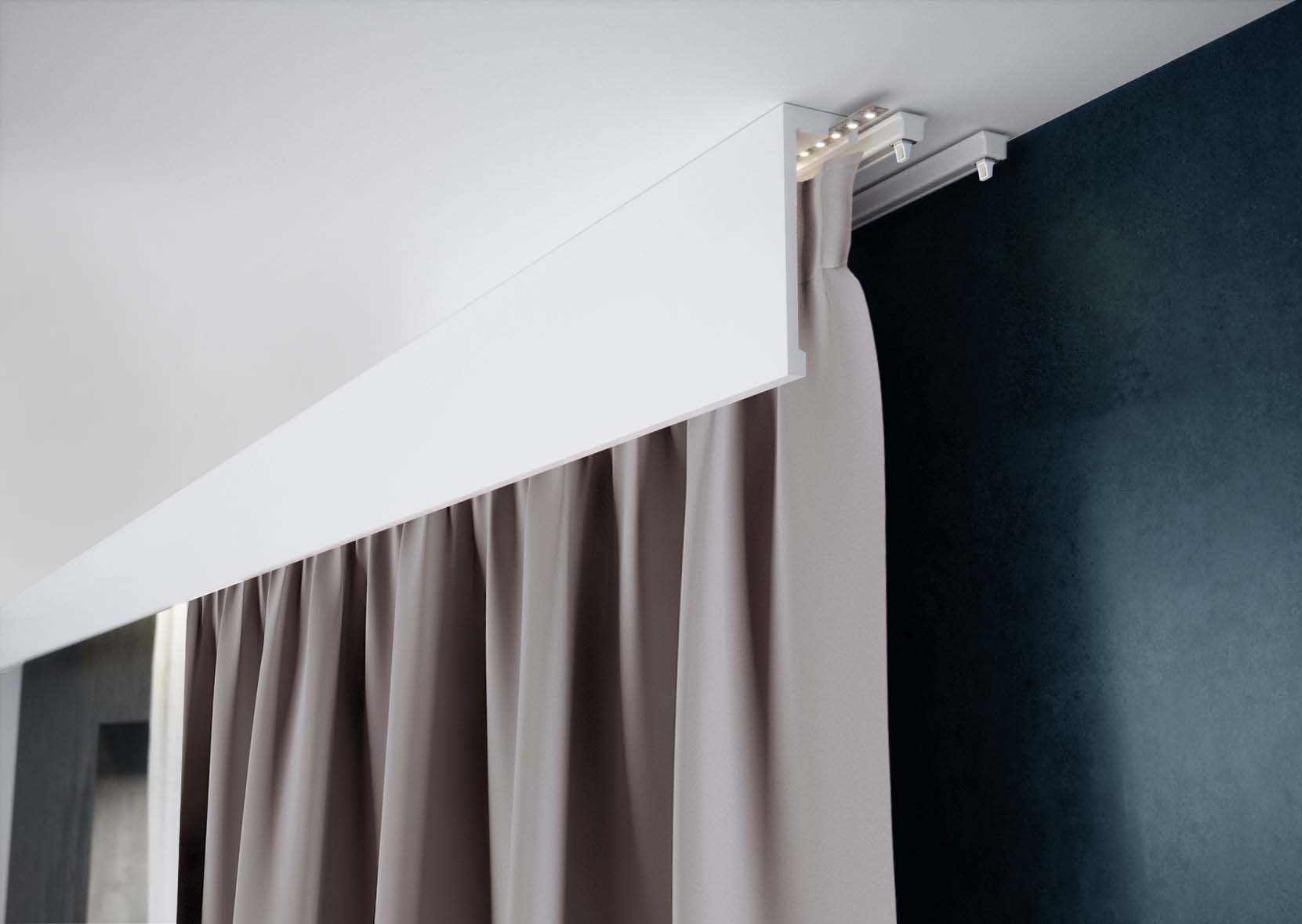 Ukryta szyna karniszowa z oświetleniem LED i zasłoną w odcieniach szarości na tle ciemnej ściany.