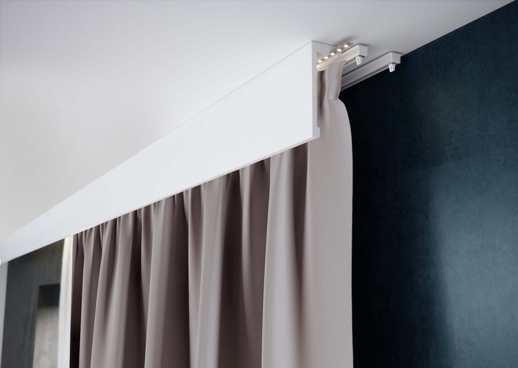 Nowoczesny karnisz sufitowy z oświetleniem LED i zasłonami w odcieniach szarości na tle ciemnej ściany.