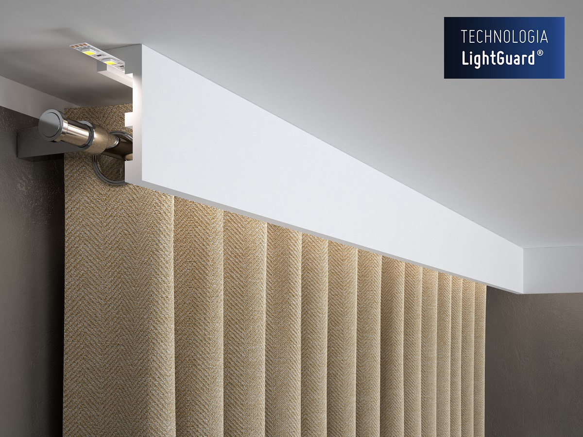 Zamontowane pionowe żaluzje tekstylne w osłonie sufitowej z oświetleniem LED, widoczne logo LightGuard.
