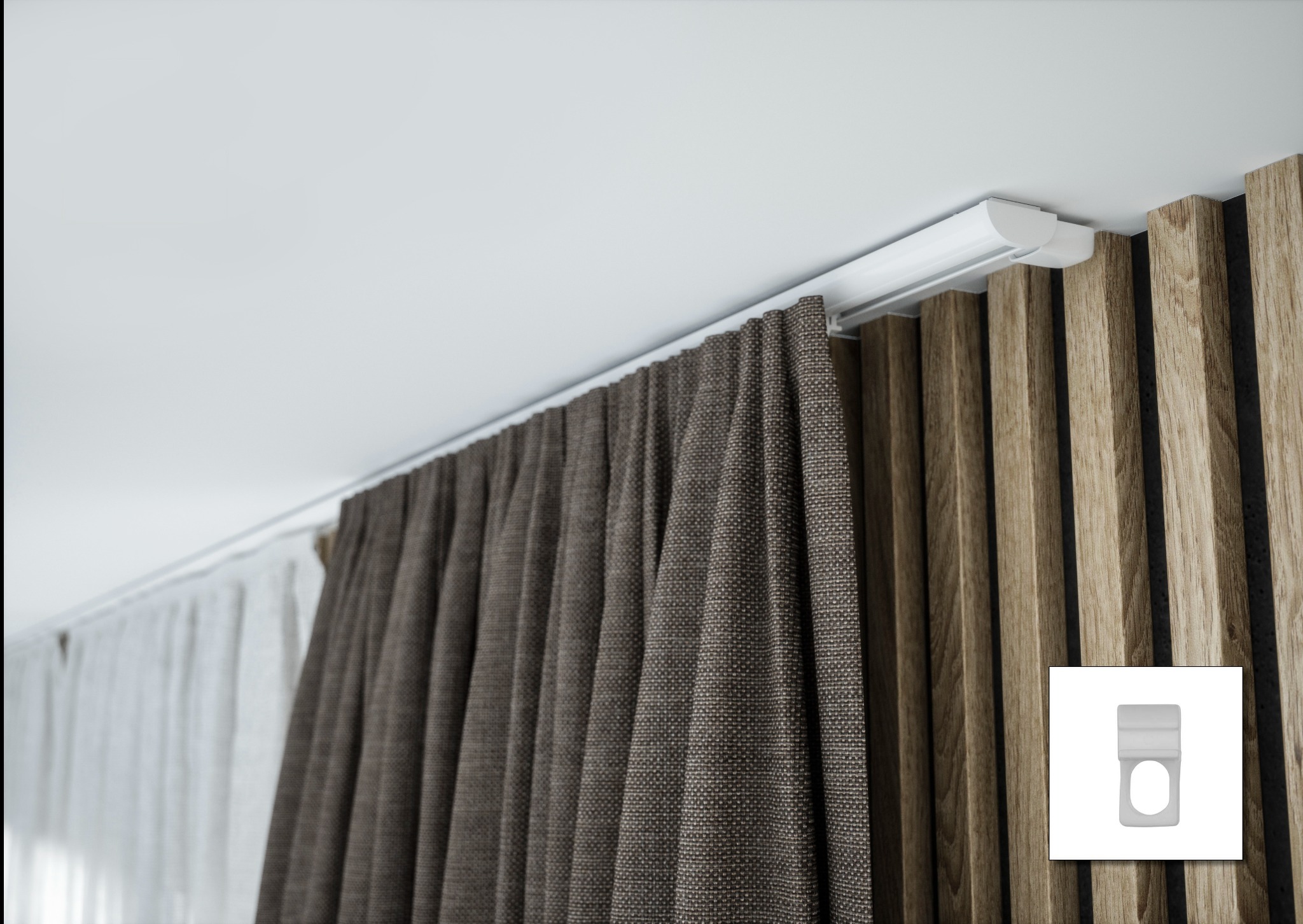 Brązowe zasłony na szynie sufitowej z widoczną dekoracyjną ścianką z drewnianych listew, montaż w Radomsku.