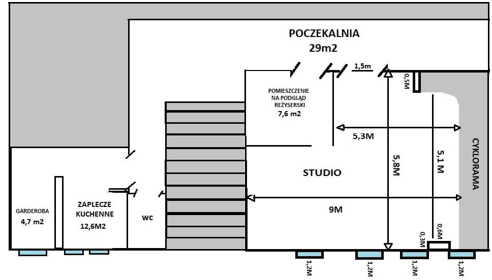 Plan studia fotograficznego z zaznaczonymi wymiarami pomieszczeń: poczekalni, studia, garderoby, zaplecza kuchennego i cykloramy.