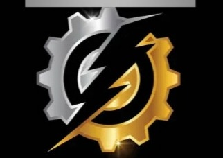 Stylizowane logo przedstawiające srebrne i złote koło zębate przecięte błyskawicą na czarnym tle.