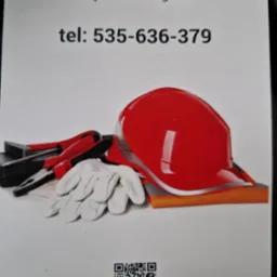 Wizytówka firmy remontowo-budowlanej Szymon Podgórni, prezentująca kask ochronny, narzędzia i rękawice robocze oraz kod QR.