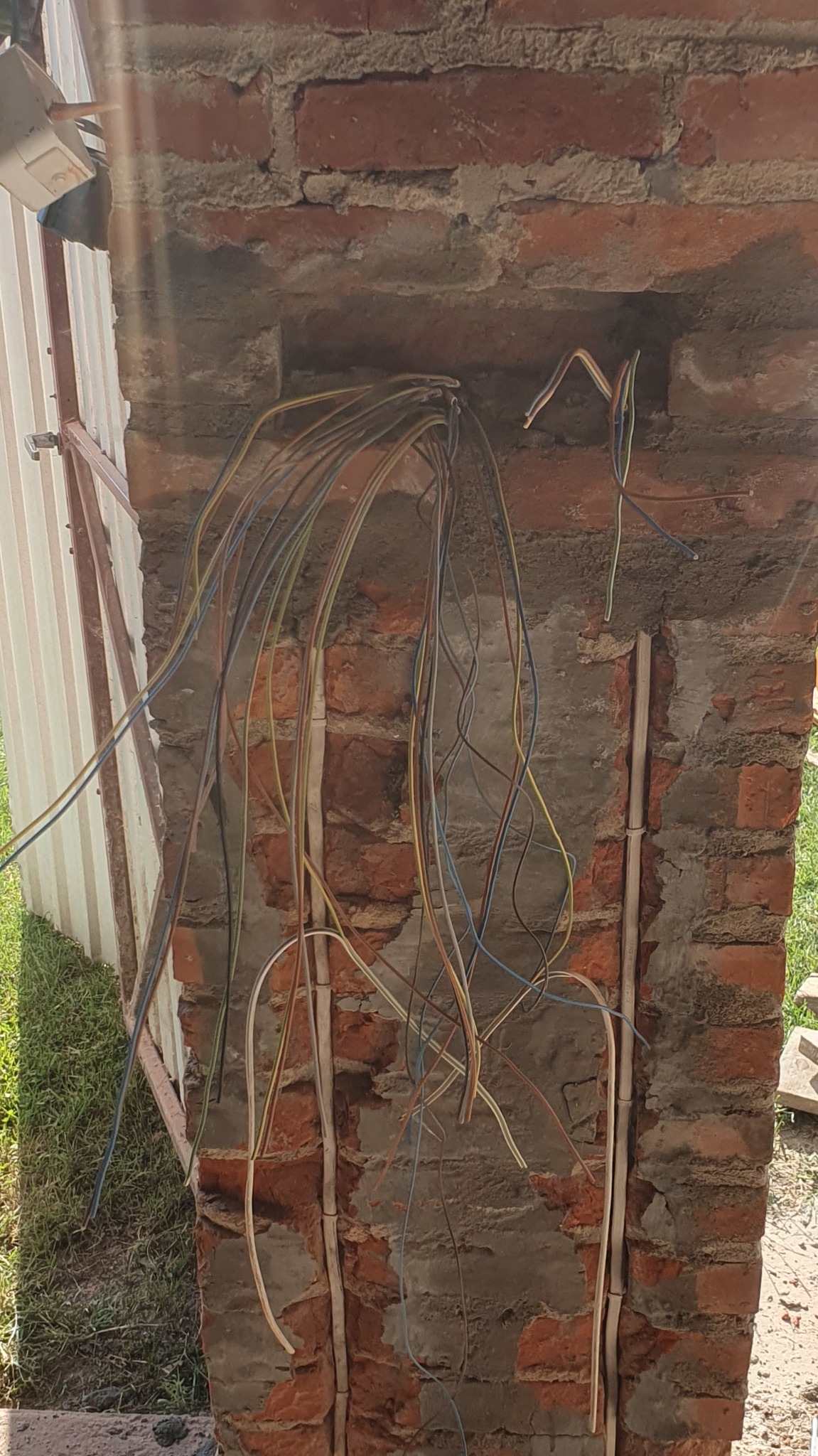 Wymiana i rozbudowa instalacji elektrycznej.