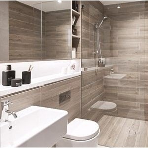 Nowoczesna łazienka z drewnopodobnymi płytkami na ścianach i podłodze, kabina prysznicowa typu walk-in z przezroczystą szybą, biała umywalka nablatowa i minimalistyczna armatura, oświetlenie LED...