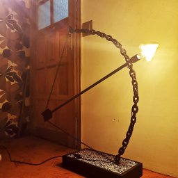 Lampa nocna nadająca wyjątkowy klimat oraz przyjemne ciepłe światło np. Na długie wieczory z książką. Idealny prezent dla ukochanej. 