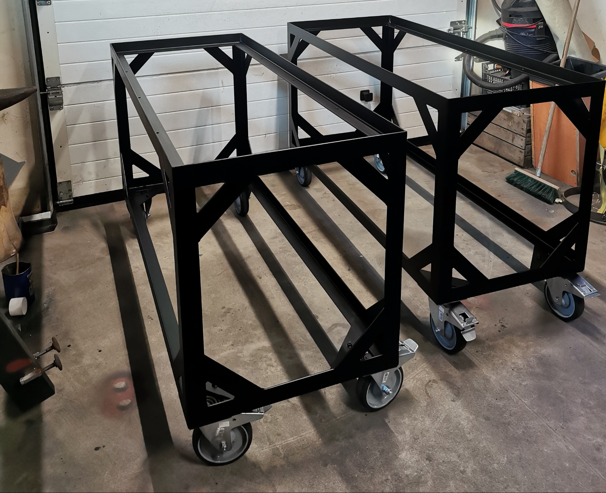 Ruchome stoły robocze do obróbki kamienia.