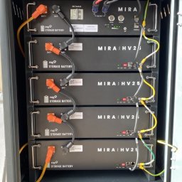 KI Green Solutions Sp. z o.o. - Cztery moduły bateryjne MIRA HV25 w szafie z widocznymi kablami połączeniowymi i wskaźnikami LED