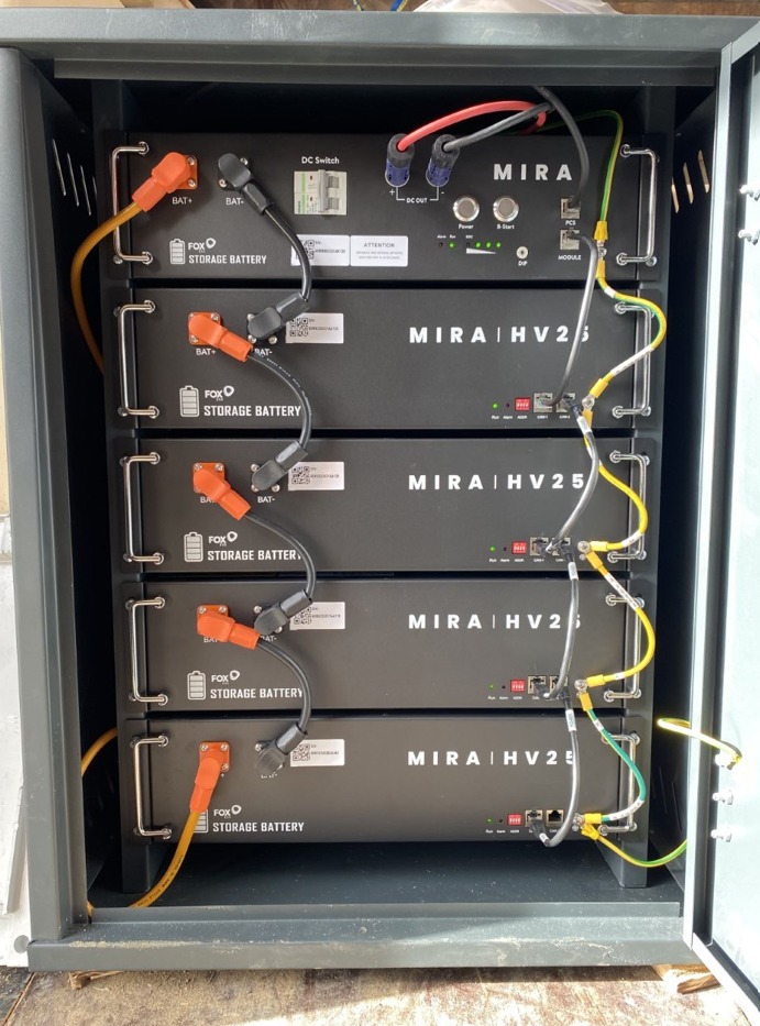 Cztery moduły bateryjne MIRA HV25 w szafie z widocznymi kablami połączeniowymi i wskaźnikami LED