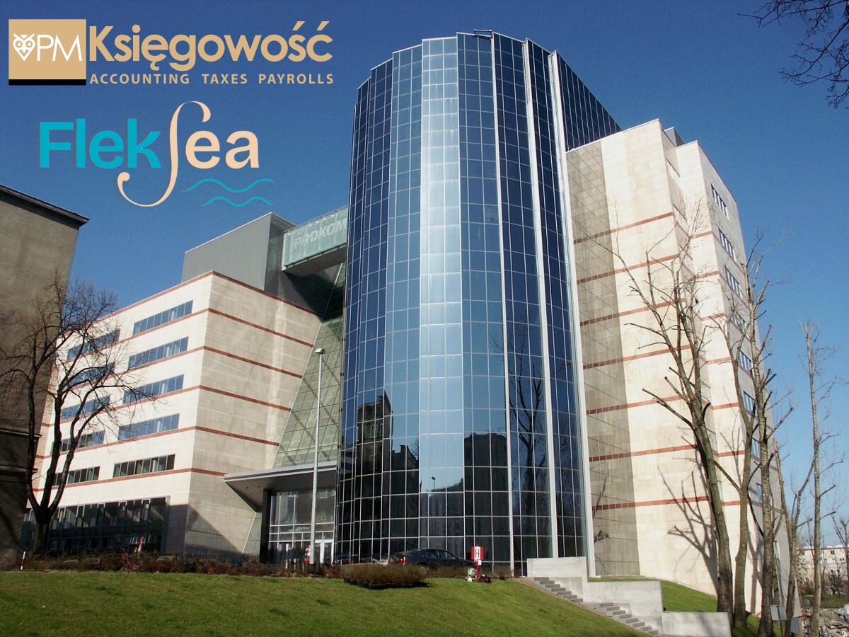 Nowoczesny budynek biurowy z przeszkloną fasadą, logo PM Księgowość i Fleksea widoczne w górnej części zdjęcia, błękitne niebo w tle.