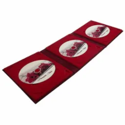 Czerwone etui na trzy płyty DVD z motywem czerwonych róż i napisem, prezentujące gotowy produkt.