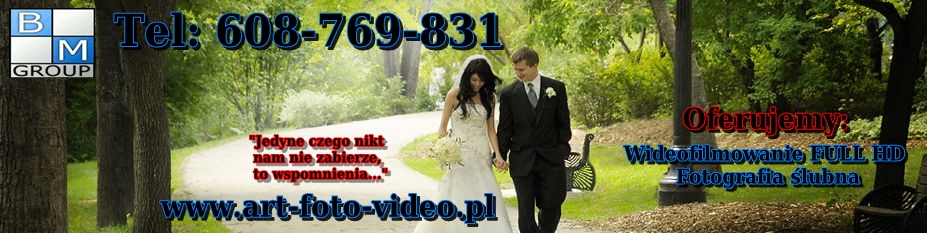 Młoda para w strojach ślubnych spaceruje po parkowej alejce. Zdjęcie z dodanym tekstem reklamowym fotografa ślubnego i operatora wideofilmowania, zawierające numer telefonu i adres strony...