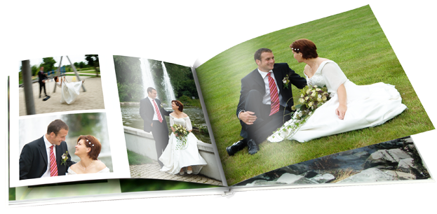 Otwarty album ślubny prezentujący zdjęcia pary młodej: na huśtawce, przy fontannie i siedzących na trawie.