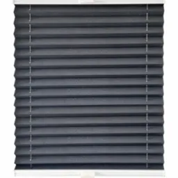 Szczegółowe ujęcie szarej, plisowanej osłony okiennej z białymi elementami montażowymi, widoczne z przodu, z fakturą materiału i równomiernym oświetleniem.